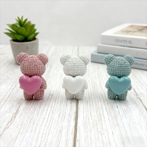 Cute Resin Bear Ornament Holding Heart Knitted Texture Desktop Decoration Healing Aesthetic Room Decor For Office Bedroom Gifts