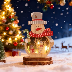 Bonhomme de neige en bois avec LED et chapeau étoilé sur un socle enneigé rustique