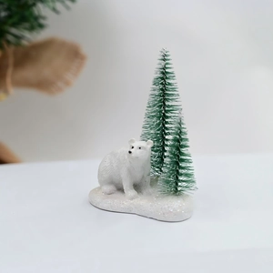 Détail d'ours polaire en résine miniature et sapins floqués sur socle enneigé