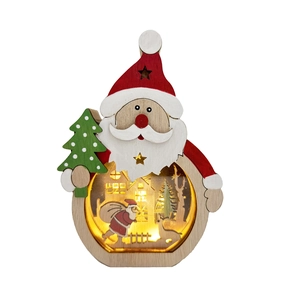 Détail du Père Noël en bois avec LED et scène d'hiver lumineuse à l'intérieur de la silhouette
