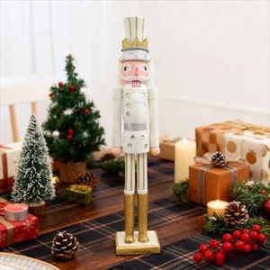 Dettaglio di un re schiaccianoci bianco e oro con corona scintillante e decori