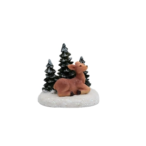 Figurine de cerf de Noël en résine avec sapins enneigés sur socle blanc brillant