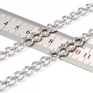 Détail d'une chaîne en acier inoxydable texturé montrant la mesure de 10mm de large