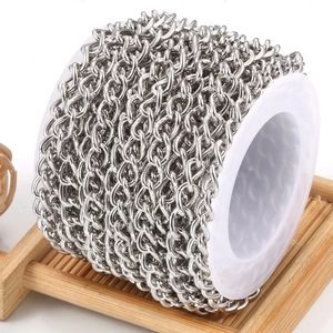 Chaîne de bijoux DIY en acier inoxydable poli en rouleau argenté sur support
