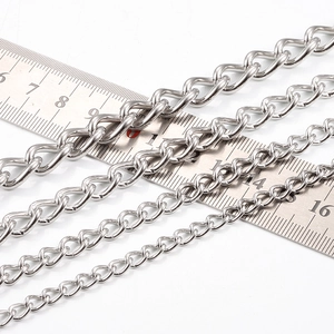 Chaînes à maillons torsadés en acier inoxydable poli en quatre tailles sur fond blanc