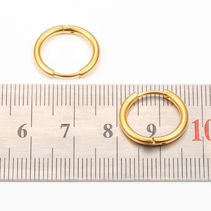 Detailansicht der 20mm vergoldeten Edelstahl-Creolen mit Lineal für präzise Größenangabe