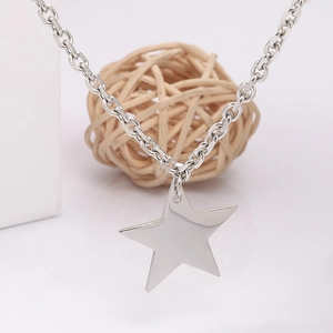 Collana con ciondolo a stella in acciaio inossidabile lucido su sfondo bianco minimalista