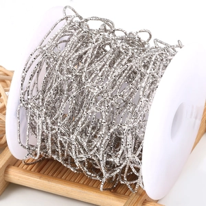 Silberne strukturierte Edelstahl-Ovalgliederkette auf Rolle für DIY-Schmuckherstellung