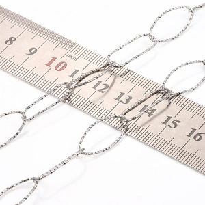 Polierte silberne Edelstahlkette mit ovalen Gliedern und strukturierter Oberfläche