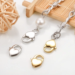 Chiusure a moschettone a cuore lucido in oro e argento con eleganti accenti di perla