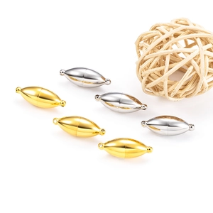 Détail des fermoirs magnétiques en forme de rugby or 18K et argent pour bijoux DIY