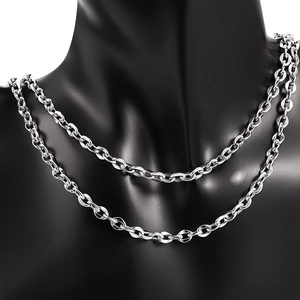 Dettaglio di una collana a doppia catena in acciaio inossidabile argento su busto nero