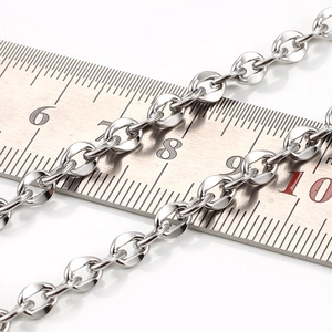 Collana a catena a labbro in acciaio inossidabile lucido con maglie da 8mm-9mm su sfondo bianco