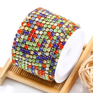 Kleurrijke strass klauwketting op witte spoel voor DIY sieraden en modeontwerpen