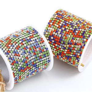 Kleurrijke strass ketting op spoelen voor DIY sieraden en kleding decoratie