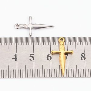 Close-up van 3cm gepolijste zwaard- en dolkhangers in goud en zilver staal voor doe-het-zelf sieraden