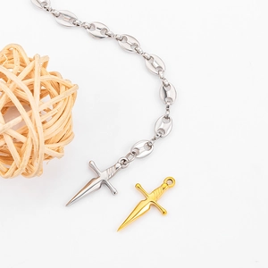 Gepolijste roestvrijstalen zwaardhanger met zilveren varkensneusketing en gouden detail