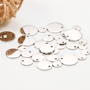 Pendentifs ronds en acier inoxydable de tailles variées pour création de bijoux avec trous