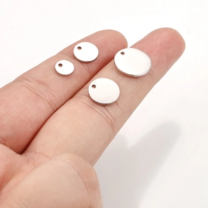 Pendentifs ronds en acier inoxydable poli en quatre tailles pour la création de bijoux DIY