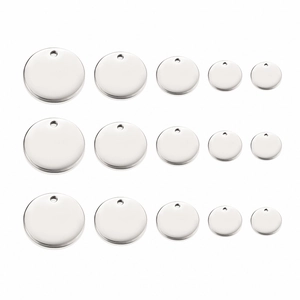 Matrice détaillée de pendentifs ronds en acier inoxydable de tailles variées pour gravure
