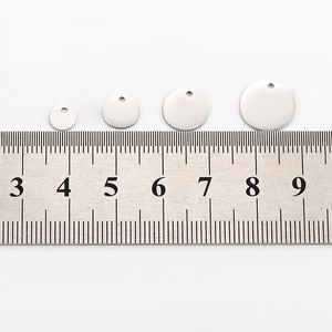 Pendentifs ronds en acier inoxydable poli tailles 6mm à 12mm avec règle de mesure