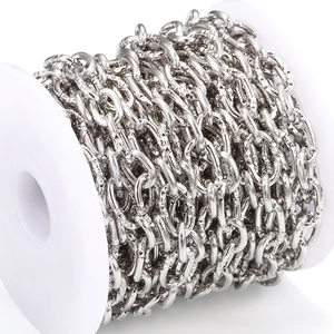 Silberne Edelstahlkette mit Textur auf weißer Spule für DIY-Schmuckherstellung