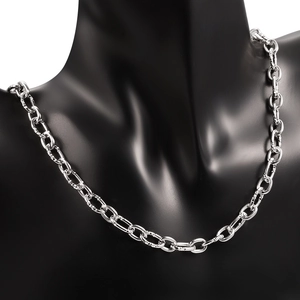 Detailaufnahme einer silbernen Gliederkette aus Edelstahl auf einer schwarzen Büste