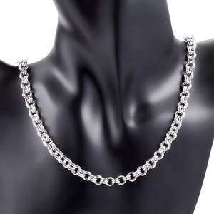 Detalle de collar de cadena de acero inoxidable de doble bucle en un maniquí negro