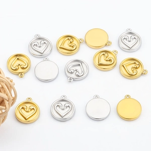 Ciondoli tondi a cuore in acciaio inossidabile lucido oro e argento per gioielli fai-da-te