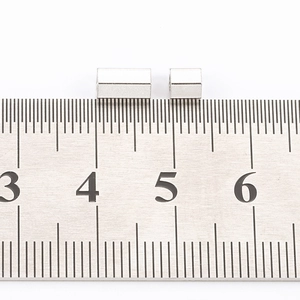 Vista dettagliata di perle quadrate in acciaio inossidabile misurate con un righello