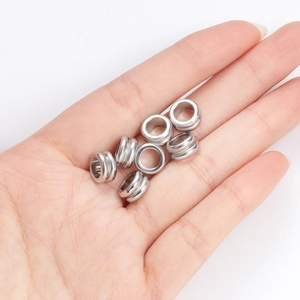 Gros plan de perles d'espacement rainurées en acier inoxydable pour bracelet DIY