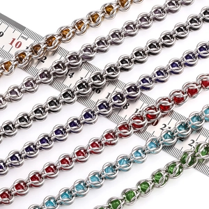 Nahaufnahme von 10mm Edelstahlketten mit bunten Perlen für DIY-Schmuckherstellung