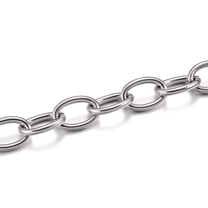 Makroansicht der polierten silbernen Edelstahl-Gliederkette für DIY-Schmuckherstellung