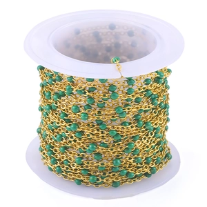 Goldene Edelstahlkette mit grünen Emaille-Perlen auf Spule für DIY-Schmuckherstellung