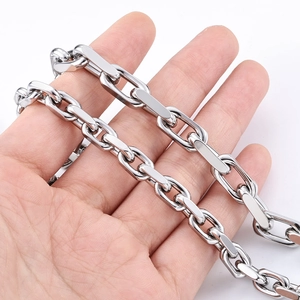 Nahaufnahme einer schweren Edelstahl-Gliederkette im Industrie-Stil mit Politur