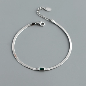 Detail einer S925 Sterling Silber Schlangenkette mit grünem Zirkon und Hummerverschluss