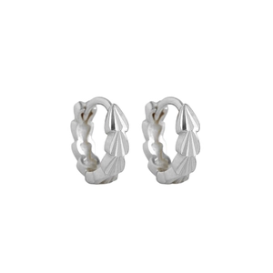 Vue macro de boucles d'oreilles créoles en argent 925 avec motifs texturés en écailles 3D