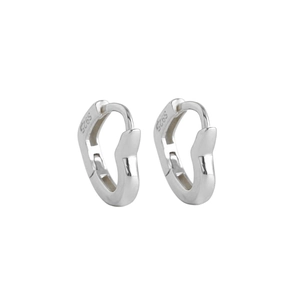 Vue macro des boucles d'oreilles cœur en argent 925 montrant le poinçon S925