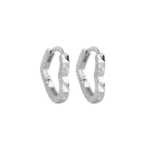 Vue détaillée de boucles d'oreilles cœur en argent 925 au design géométrique poli