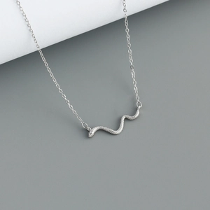 Nahaufnahme des S925 Sterling Silber Schlangenanhängers mit feiner Schuppenstruktur Gravur
