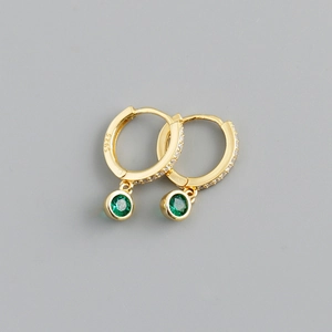 Vue macro détaillée de boucles d'oreilles en argent S925 doré avec pendentifs émeraude ronds