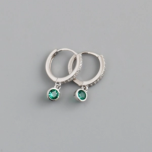 Détail des boucles d'oreilles en argent 925 avec pierre verte et pavé de zircone