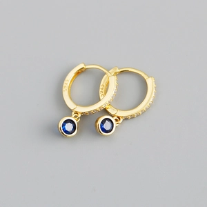 Gros plan de boucles d'oreilles en argent S925 doré avec pierres bleues et zircons blancs