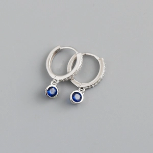 Détail de boucles d'oreilles en argent S925 avec pendentif gemme bleue et zircon blanc