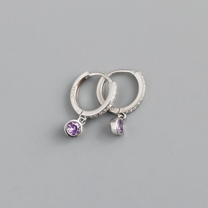 Gros plan sur les créoles en argent 925 avec pendentif gemme violette et pavage en zircon