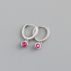 Détail de boucles d'oreilles en argent S925 avec zircons et pierres rouges rondes