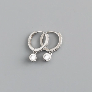 Gros plan de boucles d'oreilles créoles en argent 925 avec pendentifs en zircon rond