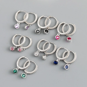 Lot de sept créoles en argent sterling S925 avec pendentifs pierres rondes colorées