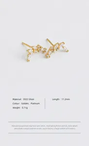 Dettaglio macro di orecchini in argento S925 con zirconi e misure di 11,2 mm incluse
