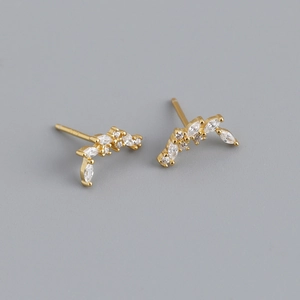 Dettaglio di orecchini in argento S925 dorato con zirconi bianchi a forma di marquise